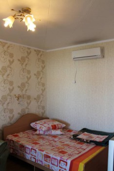 Комфортные номера в мини-комплексе для семейного отдыха - Двуспальная кровать в номере люкс.jpg