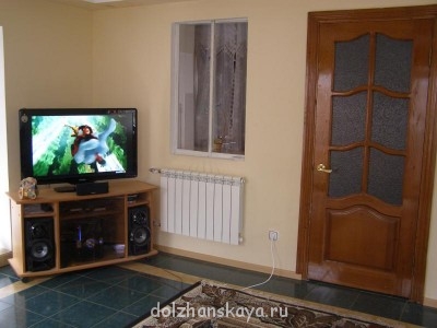 Телевизор и дверь на кухню