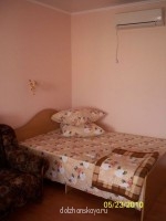Комфортные номера в мини-комплексе для семейного отдыха - двуспальная кровать в люксе.jpg
